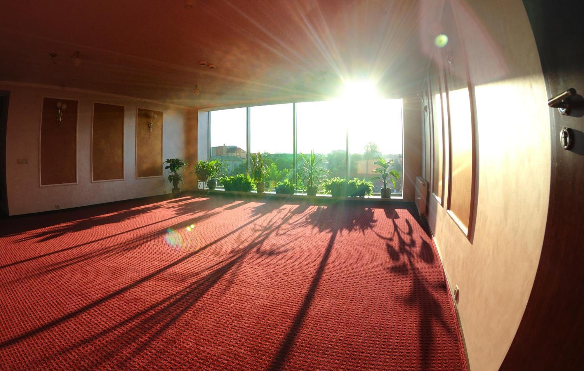 ריבנה Hotel Mir מראה חיצוני תמונה