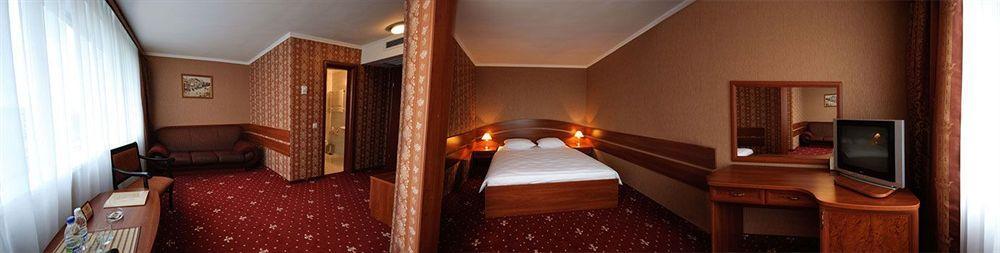 ריבנה Hotel Mir מראה חיצוני תמונה