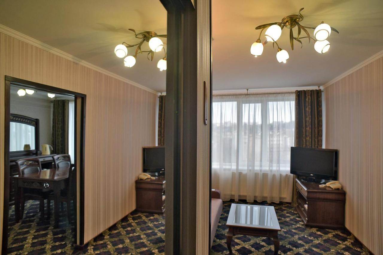ריבנה Hotel Mir מראה חיצוני תמונה