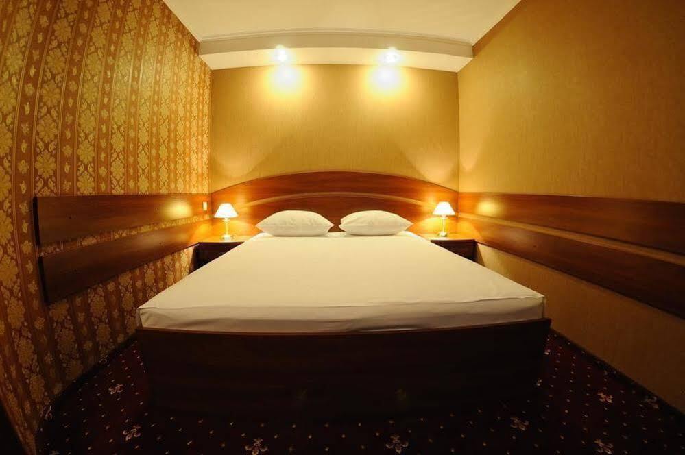 ריבנה Hotel Mir מראה חיצוני תמונה